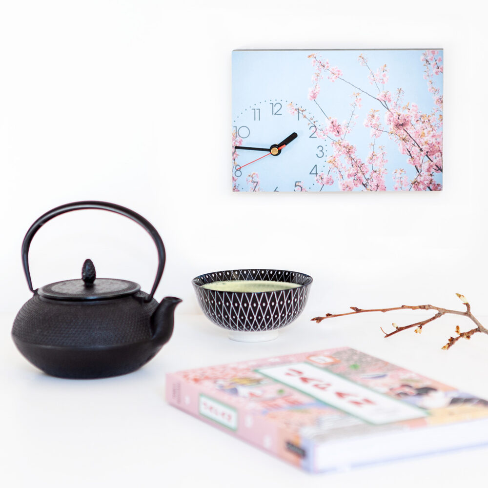 Wanduhr Japanische Kirschblüte aus eigener Fotografie | Frau Plonka