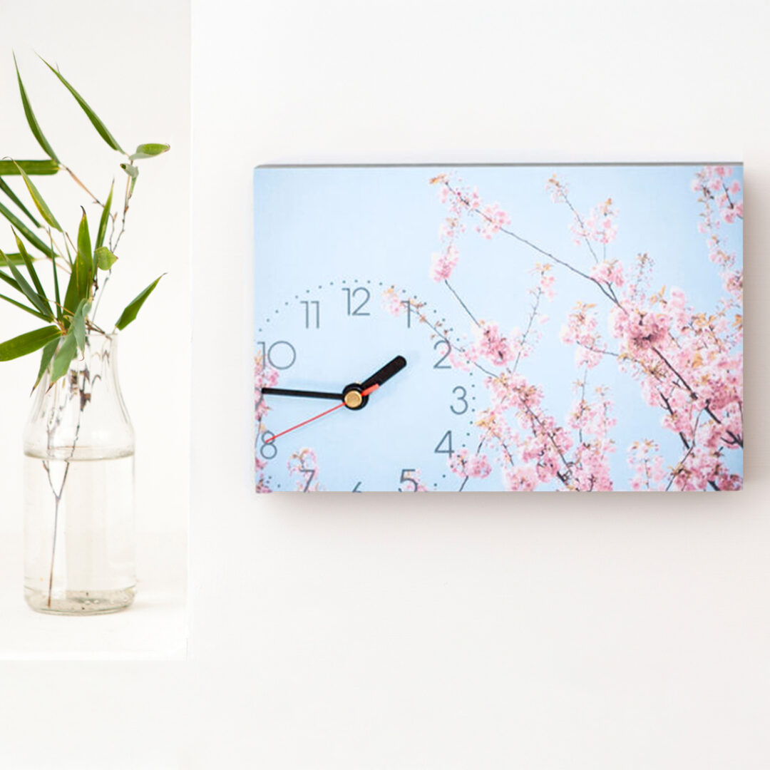 Wanduhr Japanische Kirschblüte aus eigener Fotografie | Frau Plonka