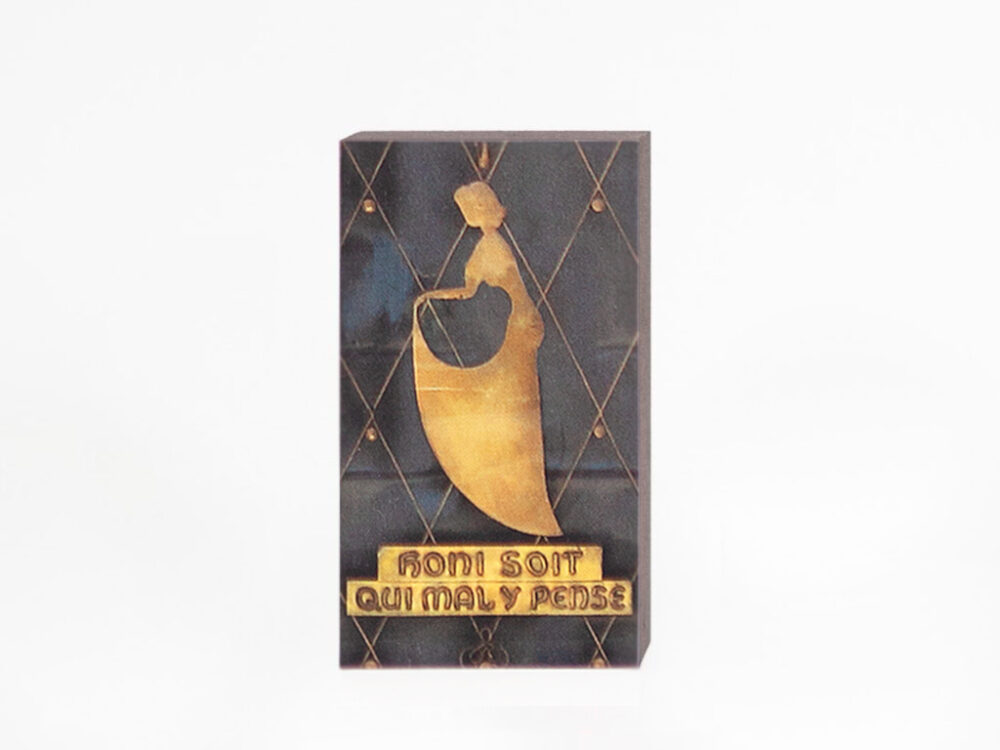 Honi soit qui mal y pense.