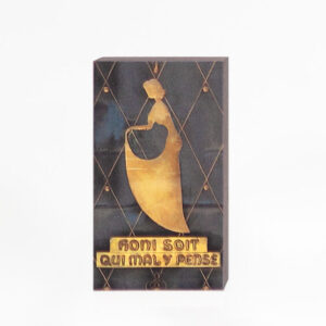 Honi soit qui mal y pense.