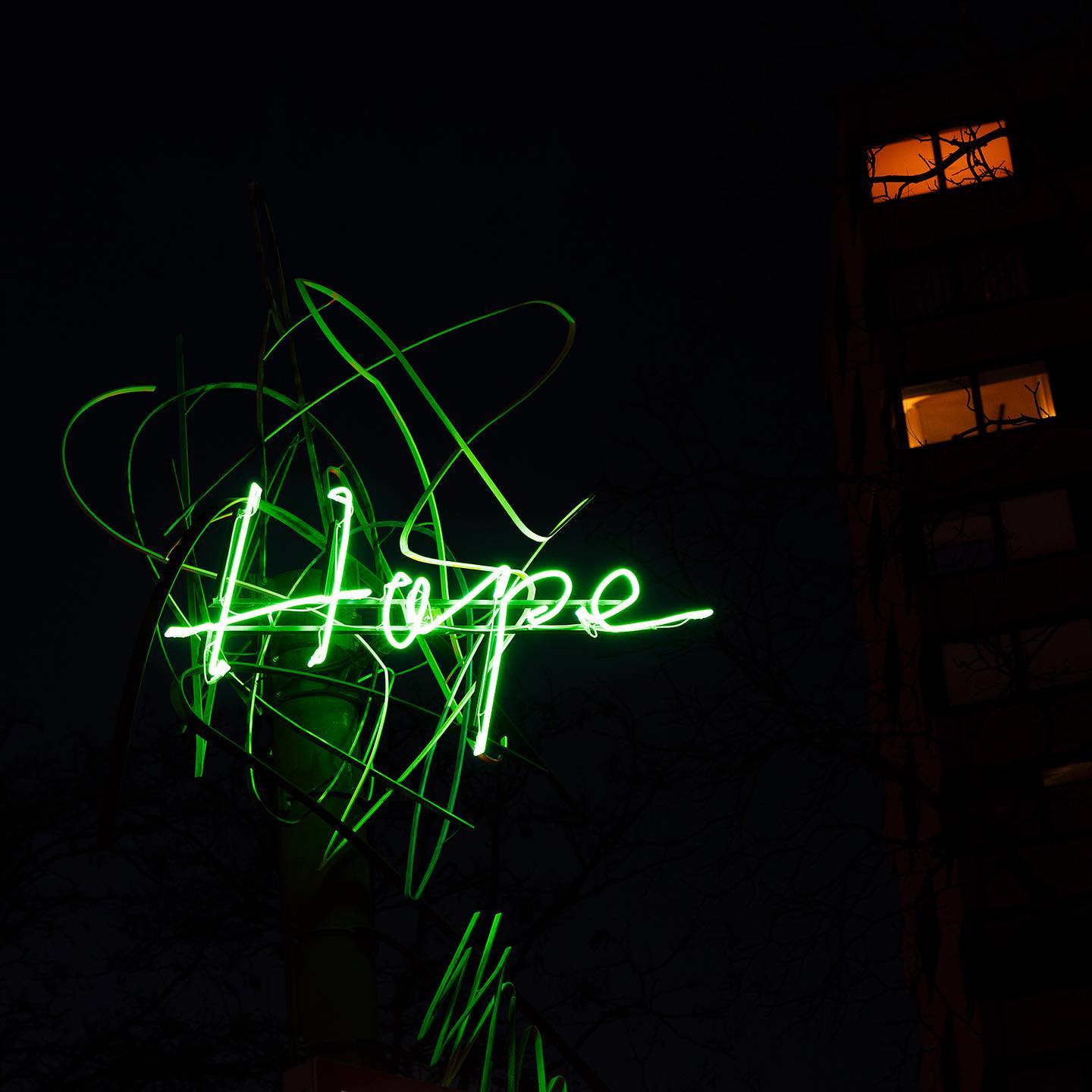 Grün ist die Hoffnung 
✖️✖️✖️✖️✖️✖️✖️
•Hope• von HA Schult 
………………………………..
#köln#haschult#kunst#artist#hope#hoffnung #glaube#green#rheinufer#liebedeinestadt #kunstwerk #neon#cgn#köllefornia #kölle#hoffnungstirbtzuletzt #grünistdiehoffnung #mediaart #lichtinstallation