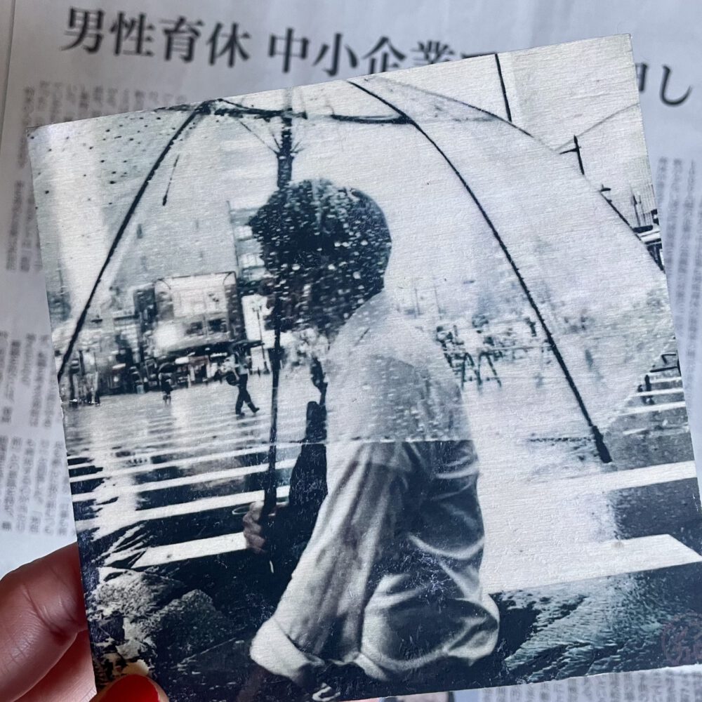 Fototransfer auf Holz Regentag handgefertigt Frau Plonka