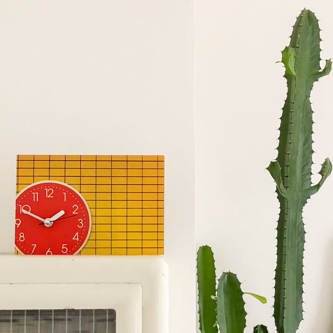 orangerotfarbene Uhr orangerotfarbene Uhr mit gelben Hintergrund