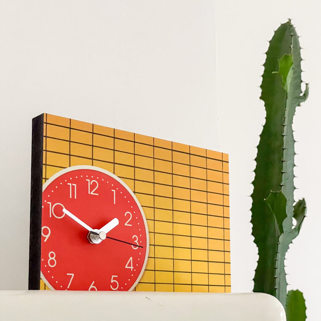 Wanduhr orangerot 01 orangerotfarbene Wanduhr von Frau Plonka