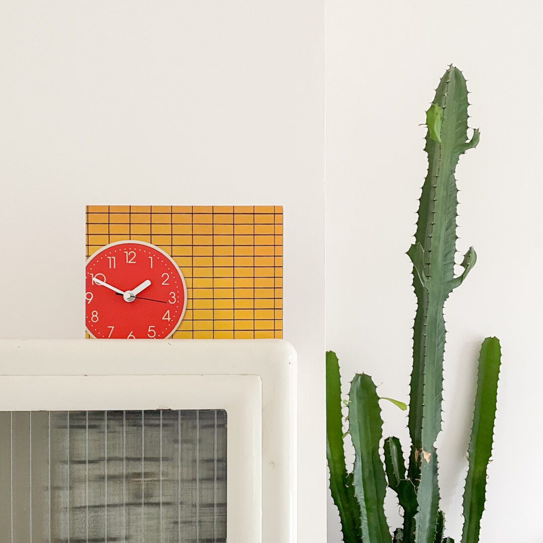 IMG_8063 Frau Plonkas gelbe, orangerotfarbene Wanduhr