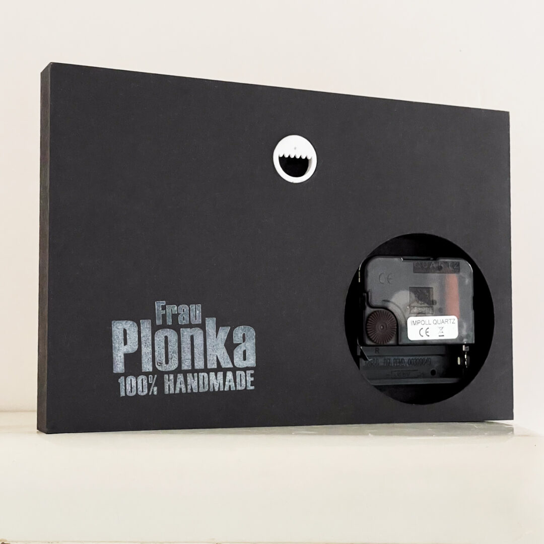 Plonka-uhr-rueckseite Frau Plonka Logo auf der Rückseite einer Uhr