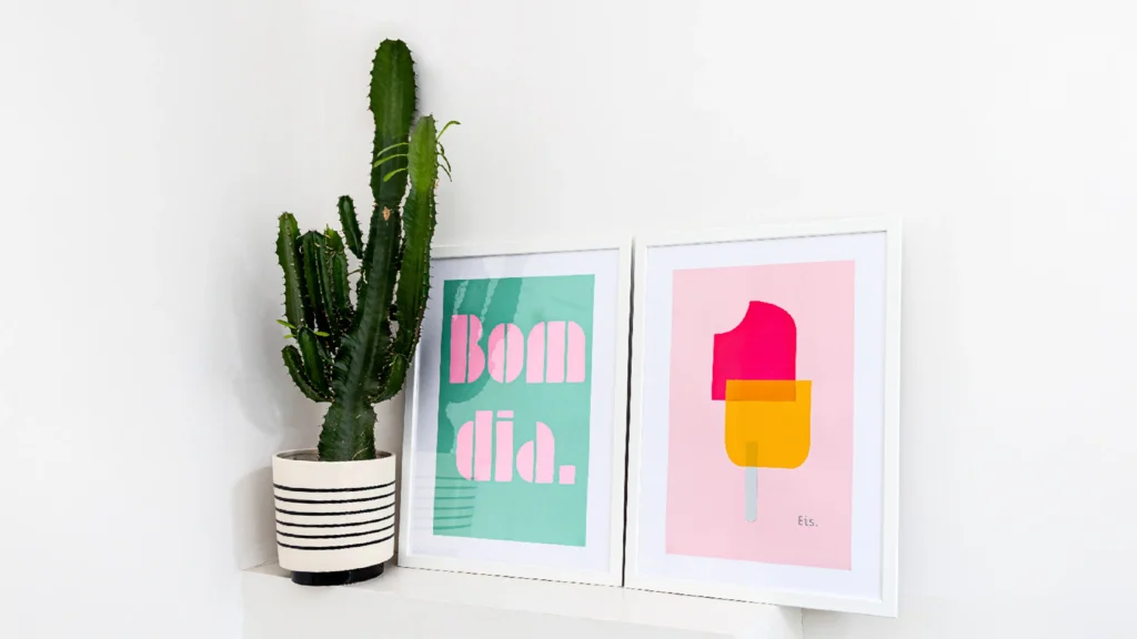 Gerahmte Neon-Siebdrucke mit Eis-Motiv und Schriftzug „Bom dia“