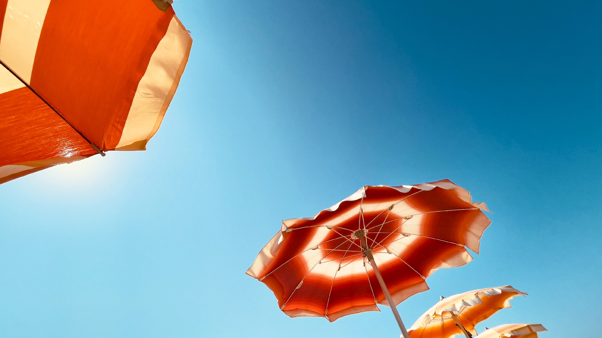 Sonnenschirme -blauer-himmel-foto-frauplonka
