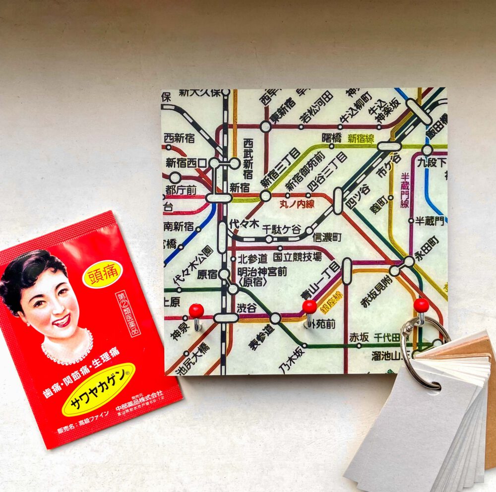 Schlüsselbrett mit Foto aus tokio U-Bahnplan aus eigener Fotografie | Frau Plonka
