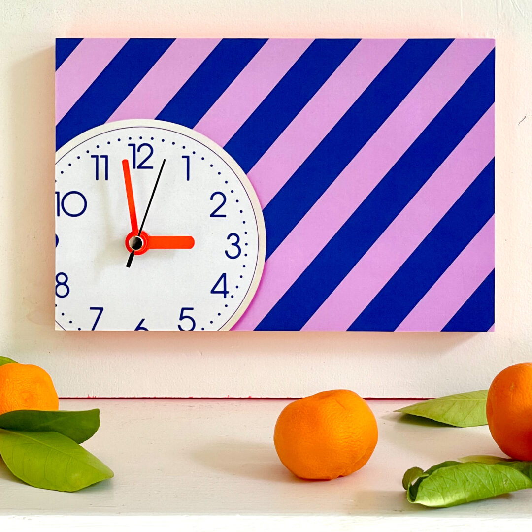 Wanduhr mit Streifen-rosa-blau-weiße Uhr mit Neonzeigen